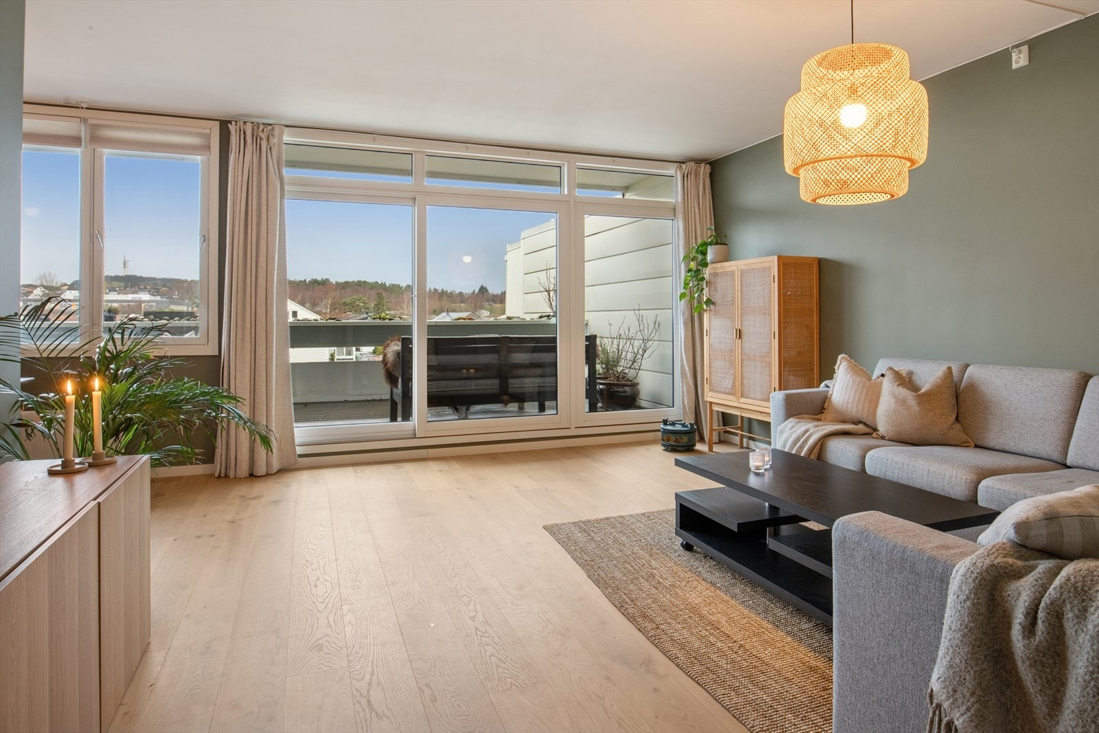 Åpen og luftig stue vendt mot balkongen. Galleribilde