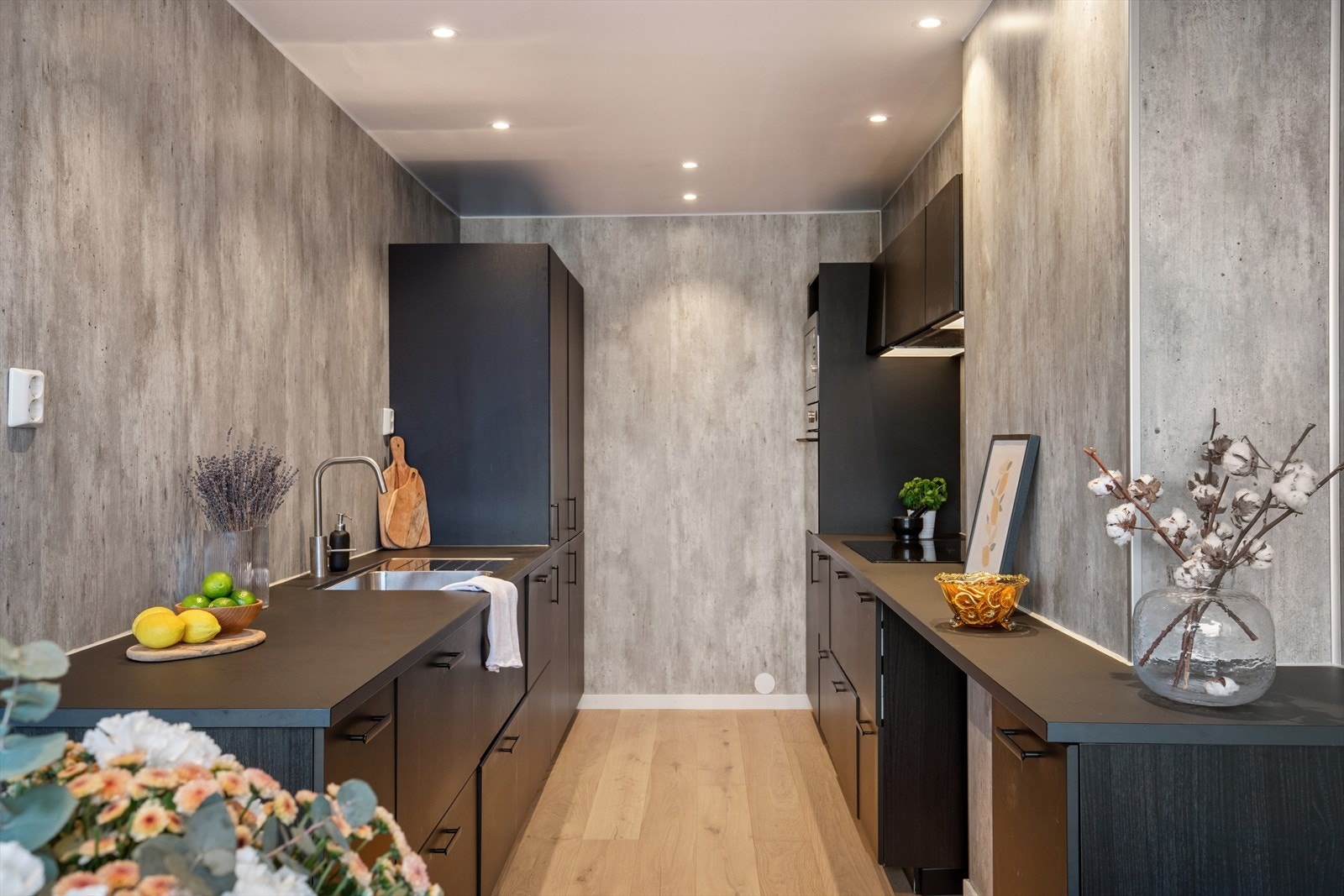 Tidløst kjøkken innredning med glatte fronter og benkeplate av laminat. Galleribilde