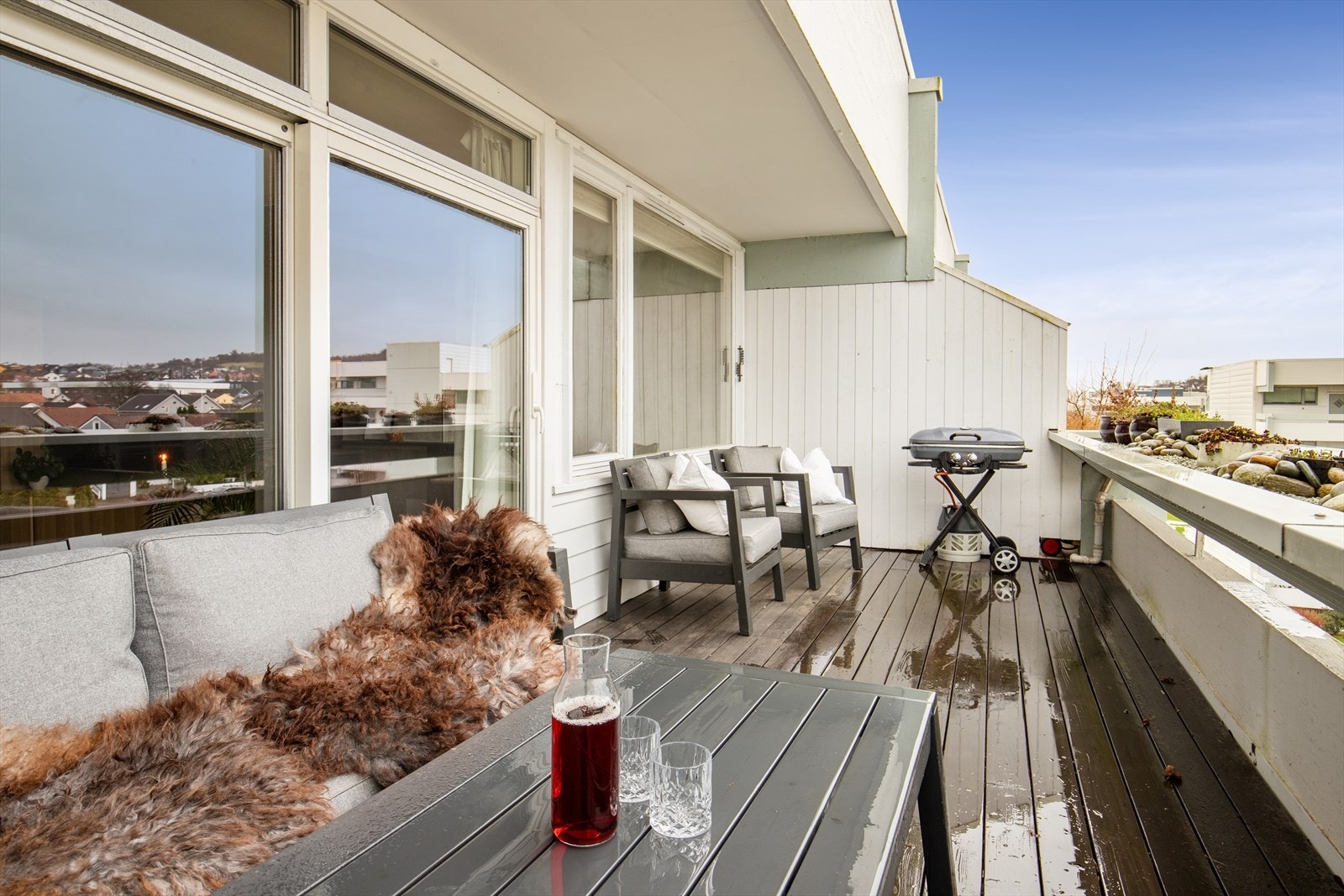 Rikelig med plass til både utemøbler og grill. Galleribilde