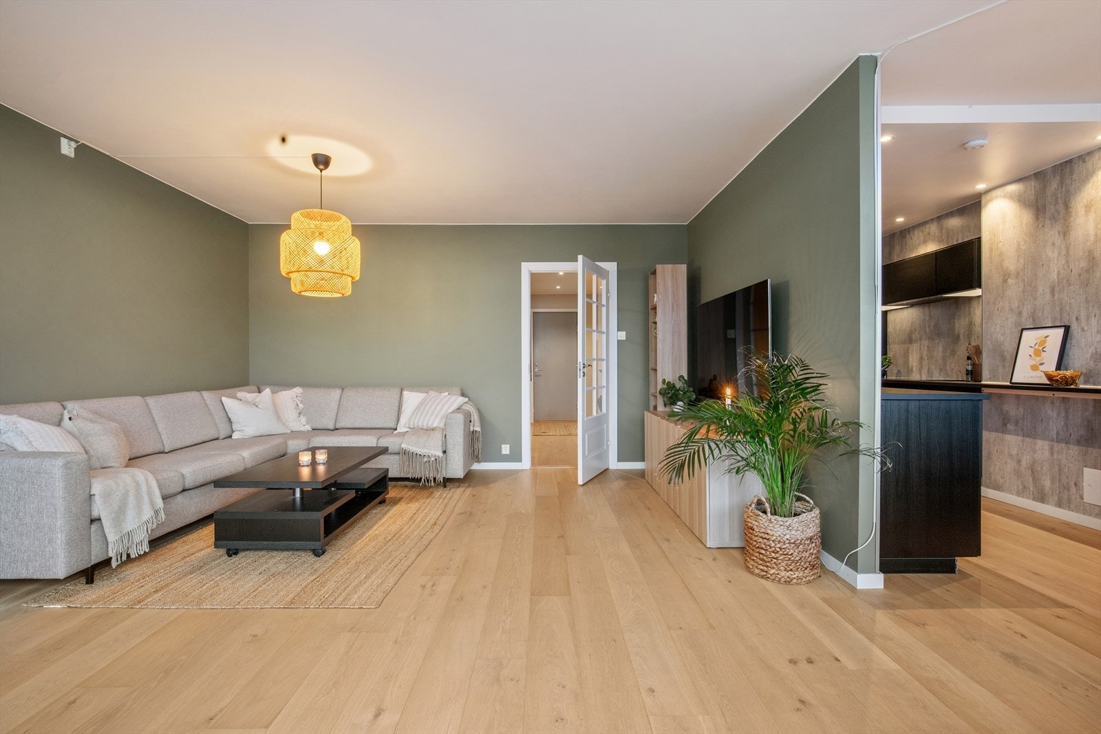 Leiligheten har gulv av parkett og malte veggplater. Galleribilde