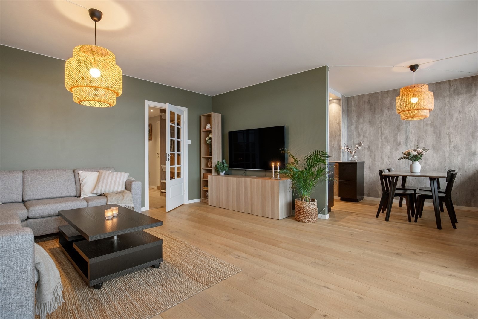 Leiligheten byr på en åpen løsning mellom stue og spisestue. Galleribilde