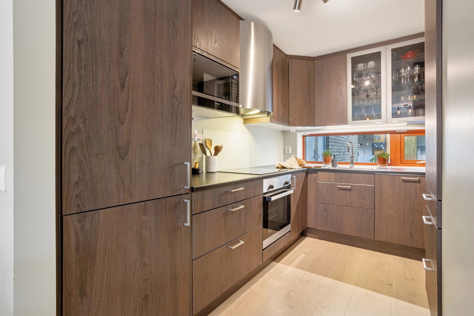 Flott kjøkken i heltre. Galleribilde