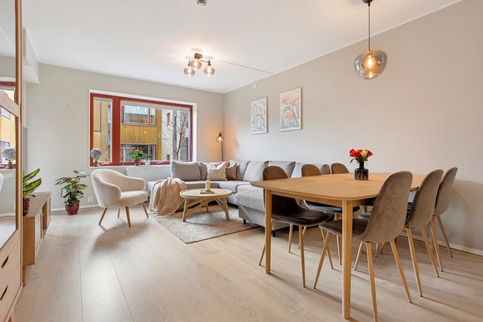 Flott stue med en stavs parkett eik. Galleribilde