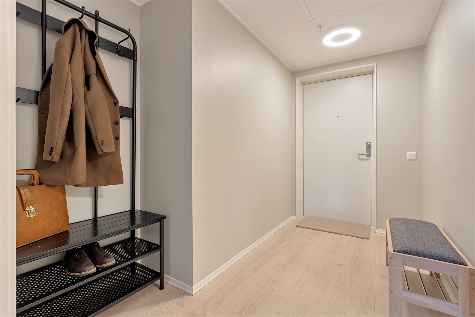 Romslig gang til oppbevaring av ytterklær. Galleribilde