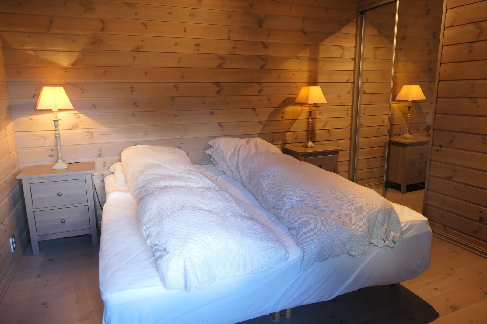 Hovedsoverom med skyvedørsgarderobe Galleribilde