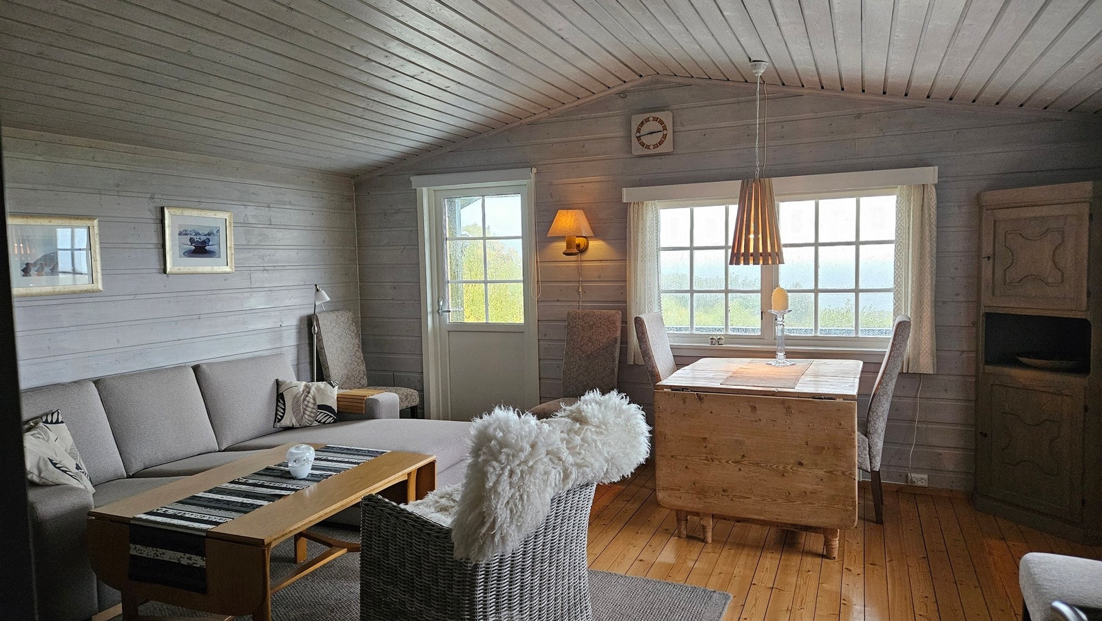 Stue. Dør til uteplass 2 av 3 mot norvest Galleribilde