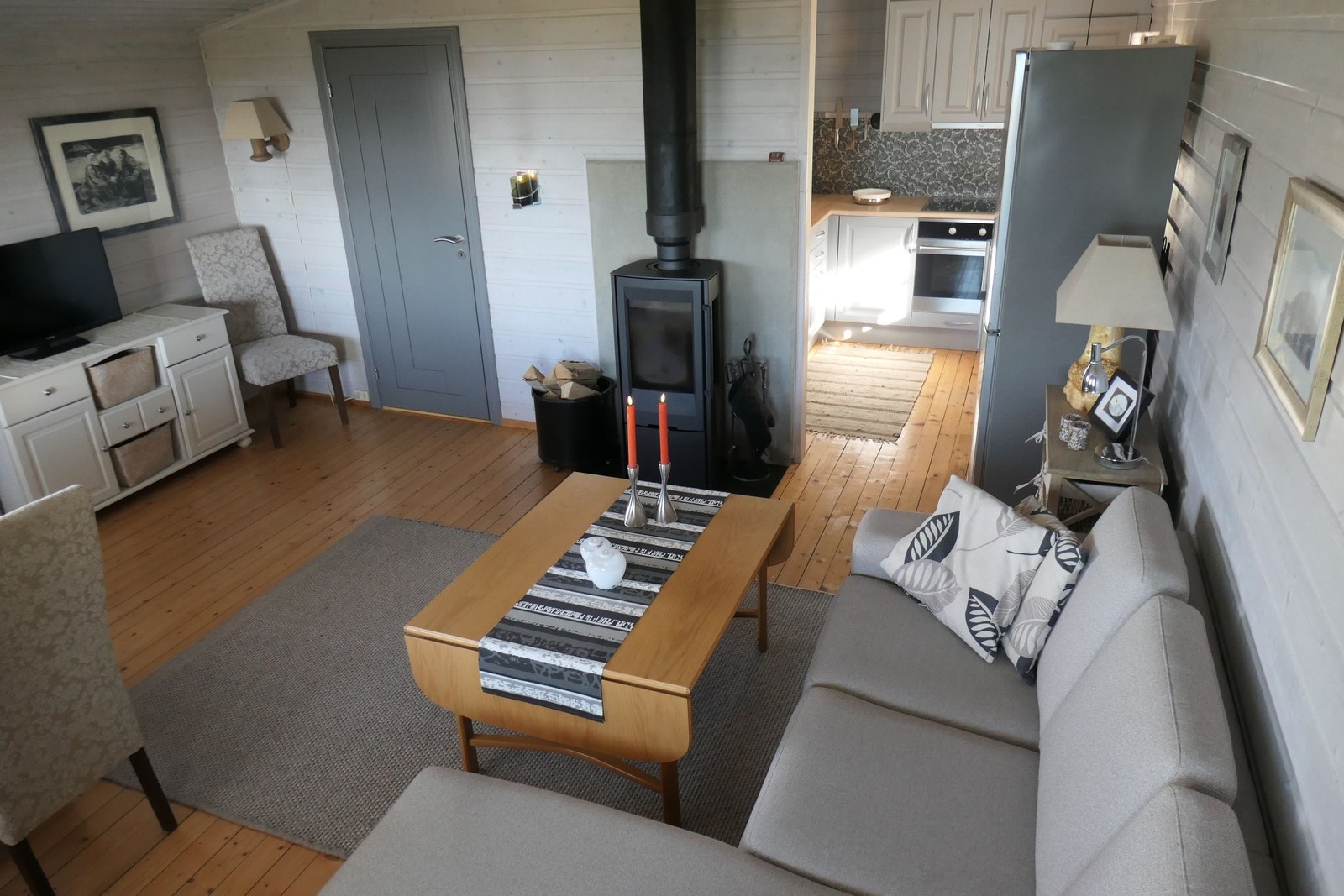 Stue med åpen løsning til kjøkken Galleribilde