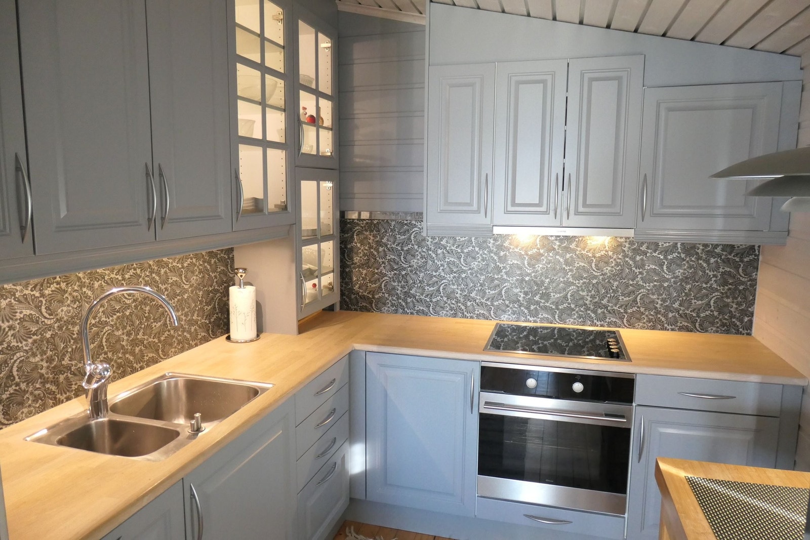 Kjøkken. Keramisk koketopp, steikovn under. Oppvaskmaskin og kjøl/frys utenfor billedkant Galleribilde