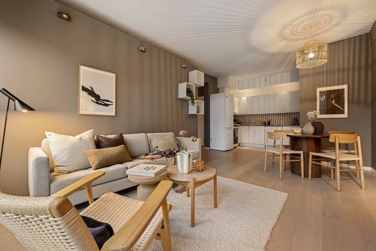 Det er også plass til et hyggelig spisebord Galleribilde