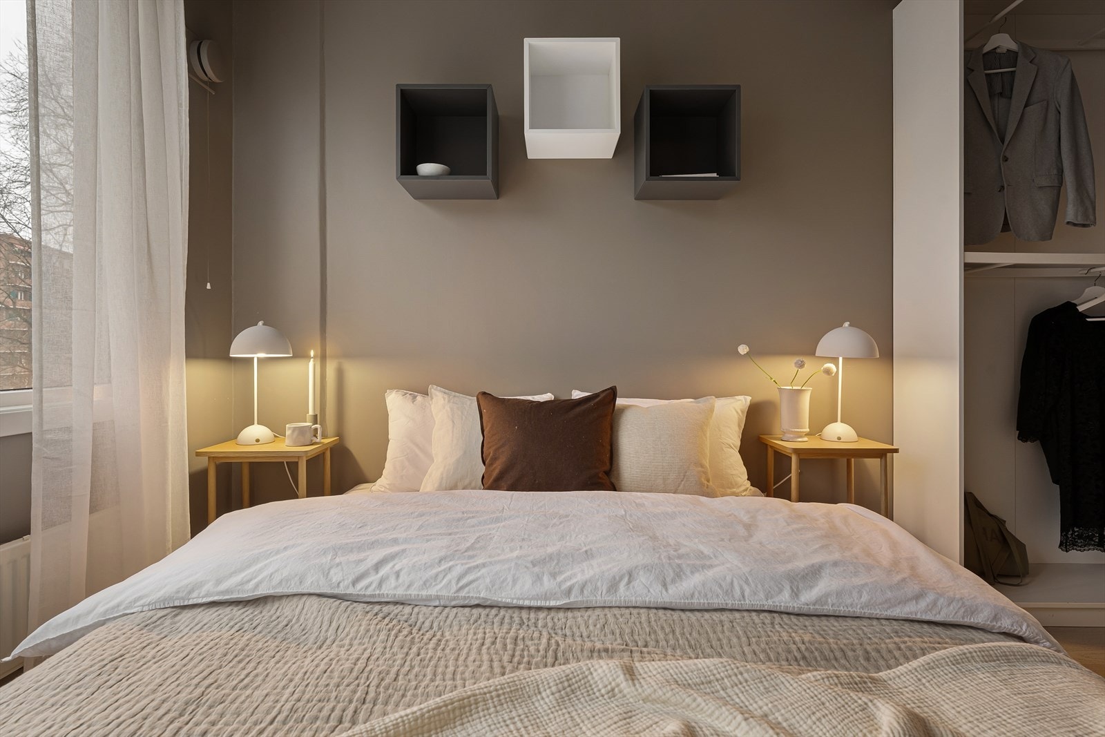 Hovedsoverommet er av god størrelse og har plass til dobbeltseng, nattbord og garderobeskap Galleribilde