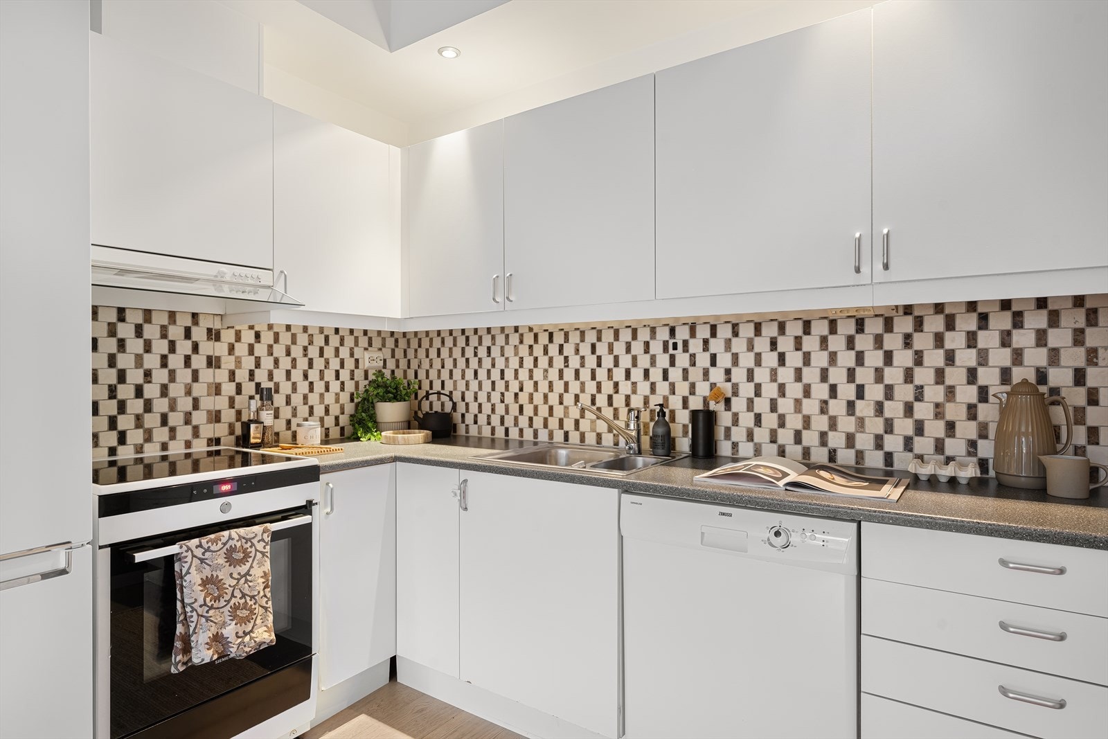 Fliser på vegg over benkeskap Galleribilde