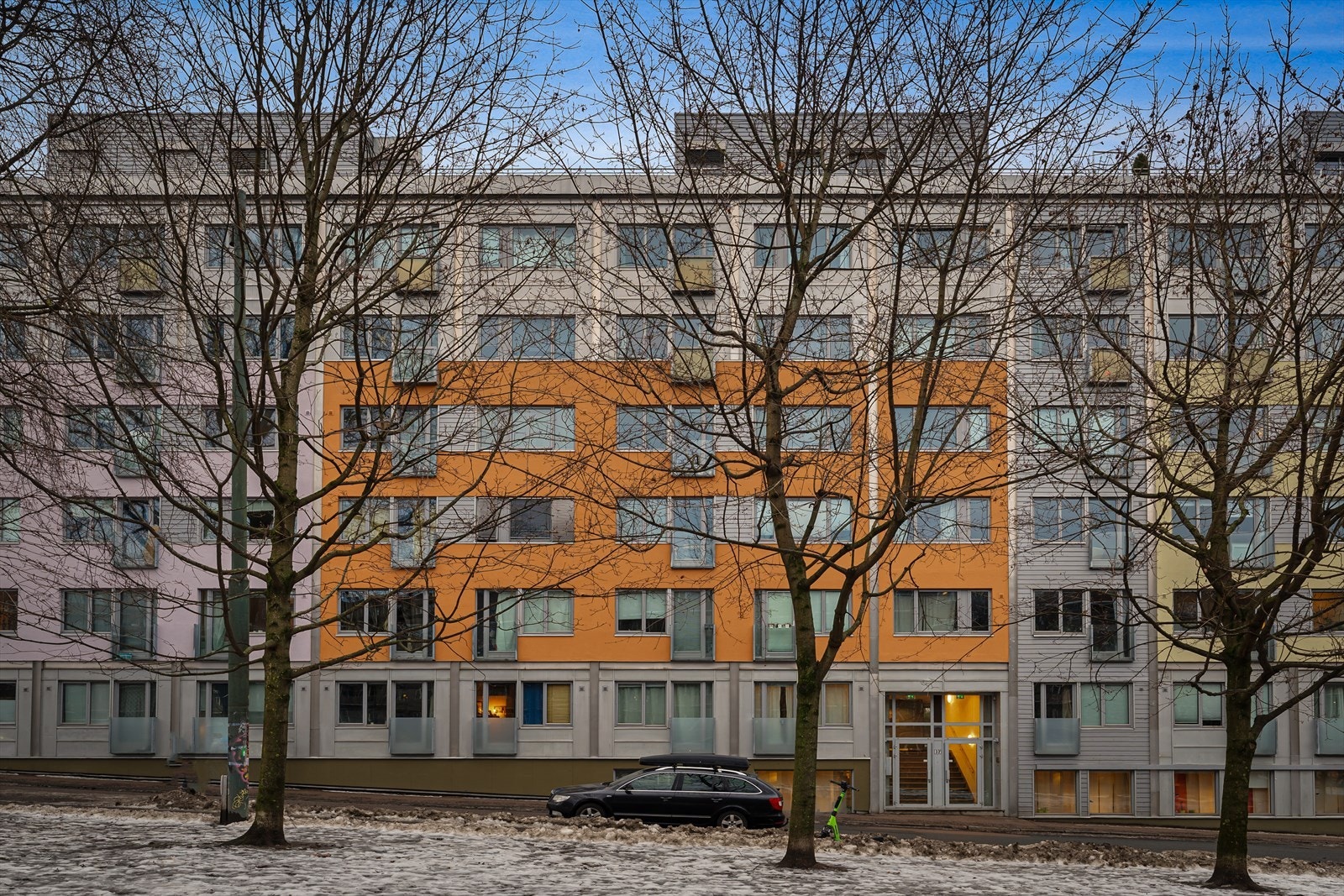 Schultzehaugen har en meget sentral, men tilbaketrukket beliggenhet, og ligger mellom 2 grønne lunger - parken ved Alexander Kiellandsplass og sameiets vernede hage Galleribilde