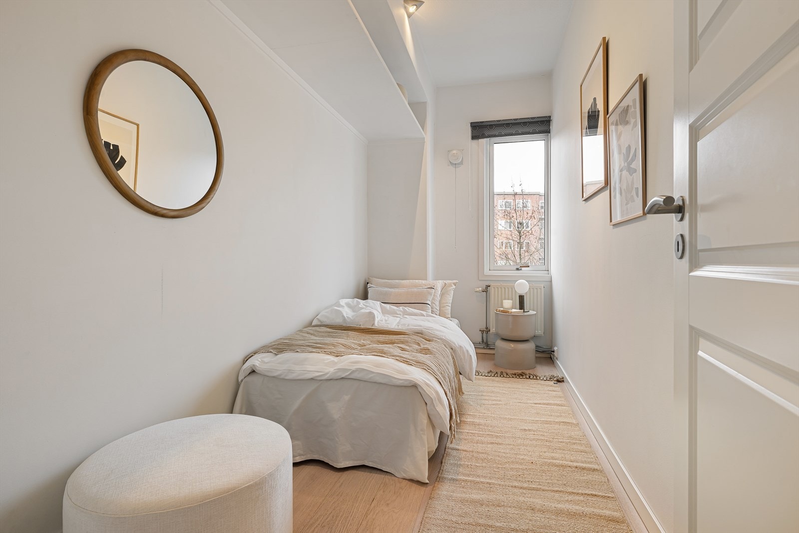 Soverom nr. 2 har plass til seng og garderobeinnredning Galleribilde