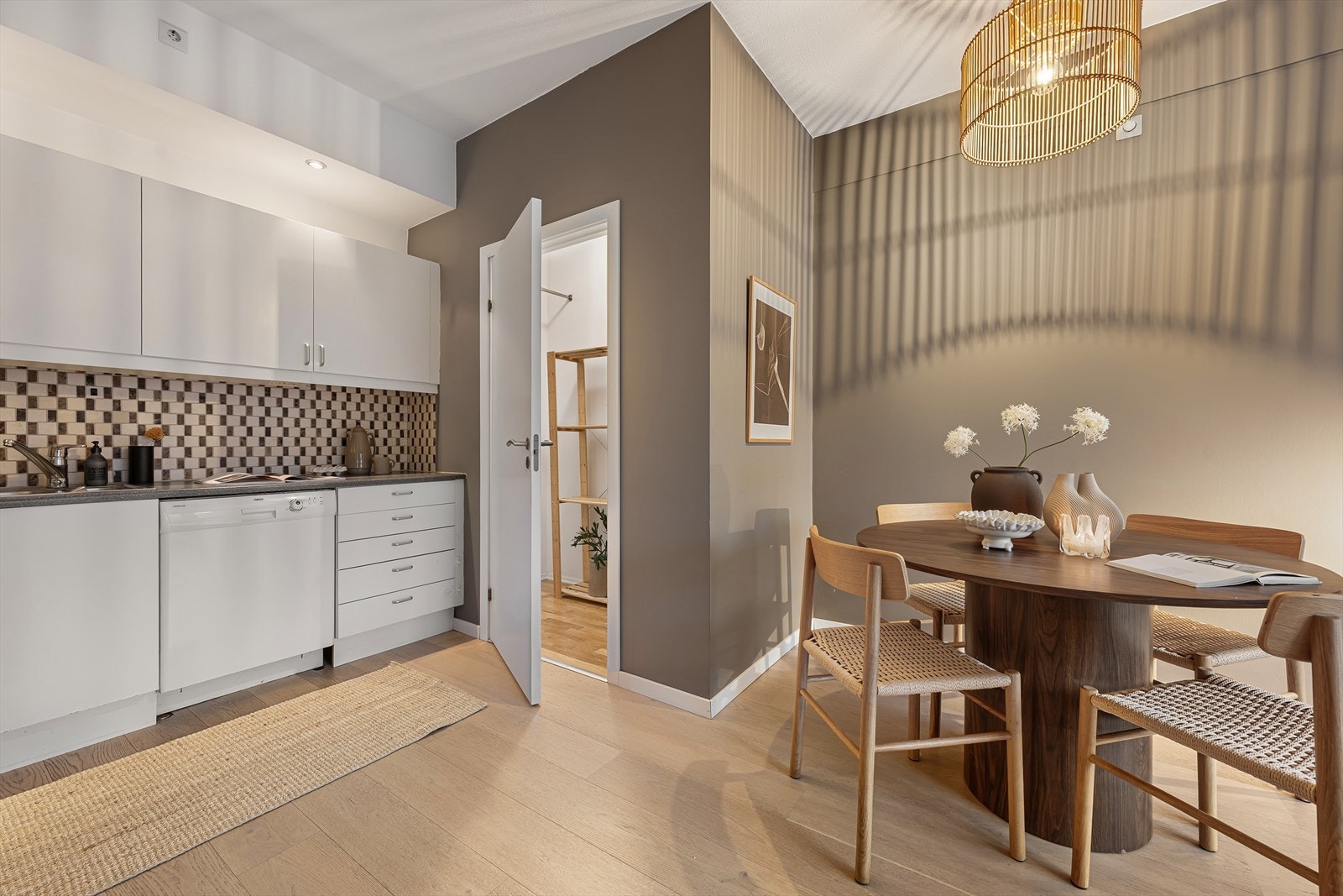 Praktisk innvendig bod med gode lagringsmuligheter Galleribilde