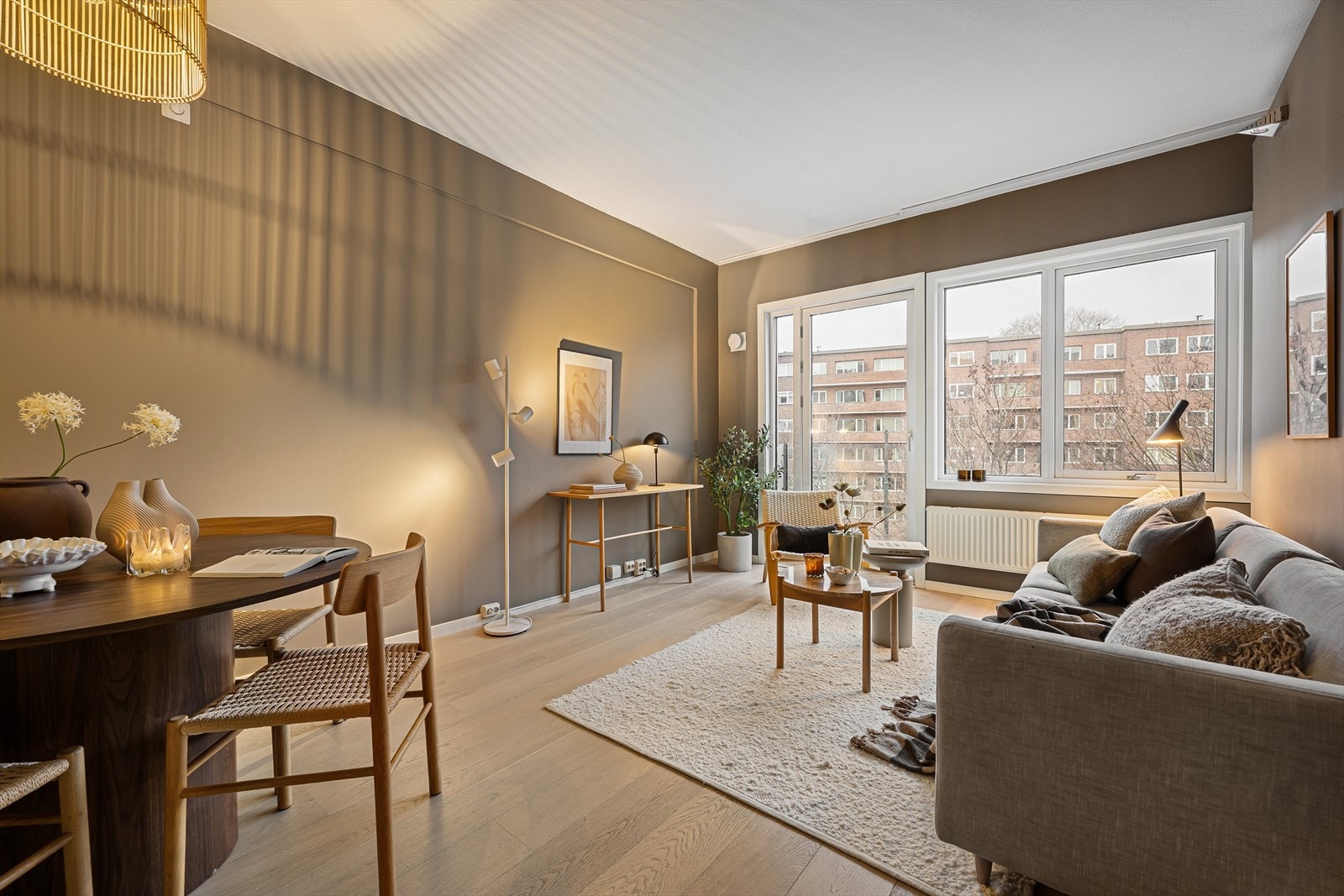 Åpen stue- kjøkkenløsning med store vindusflater og fransk balkong Galleribilde