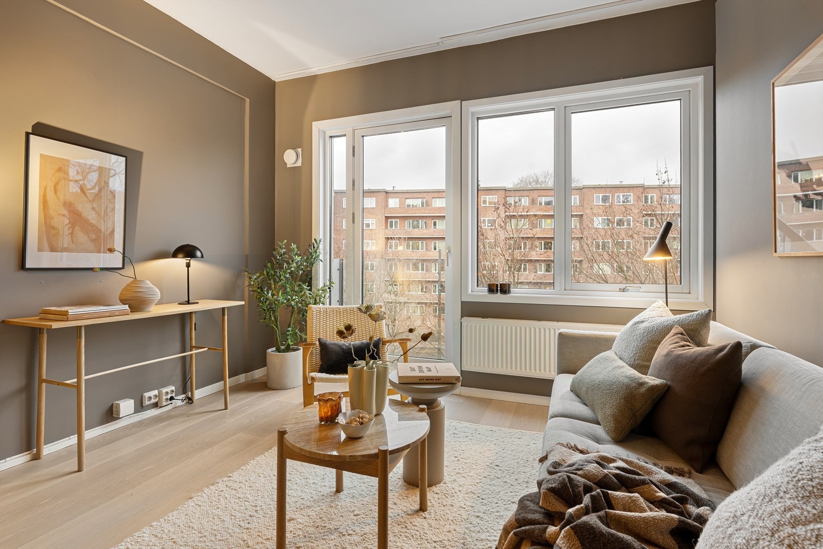 Det er god plass til sofamøblement med tilhørende stuebord Galleribilde