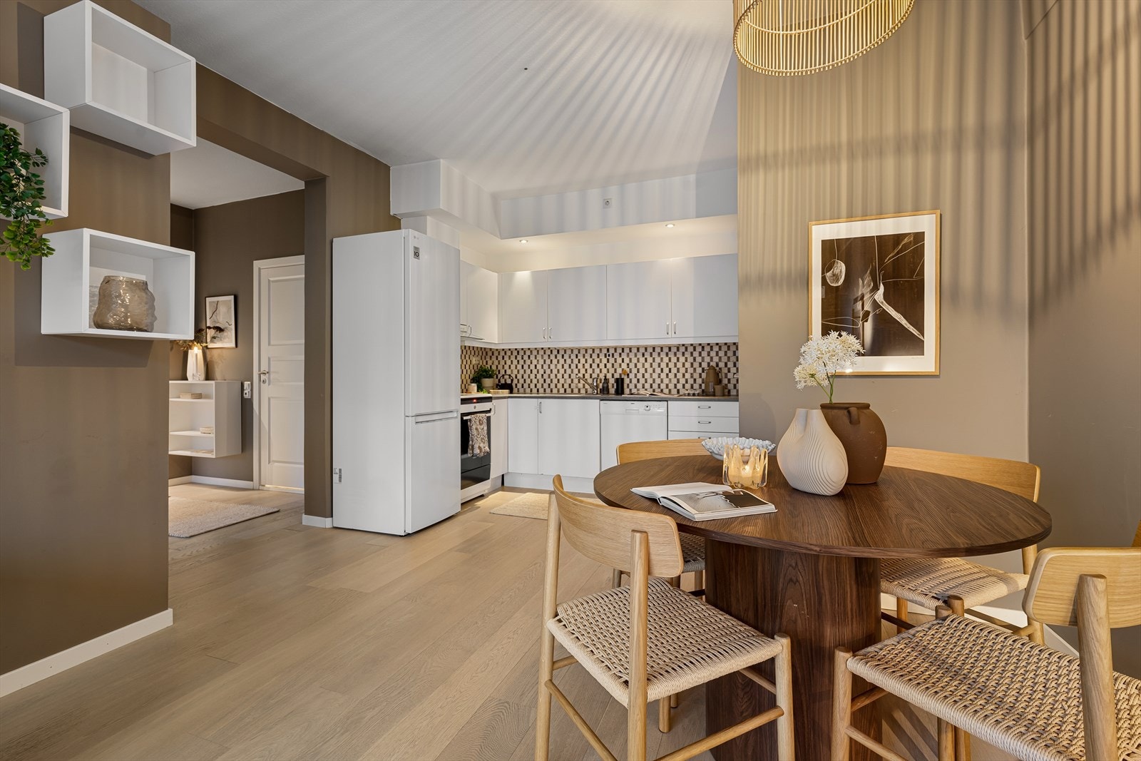 Leiligheten er malt i tidsriktige farger og har en-stavs parkett på gulv Galleribilde