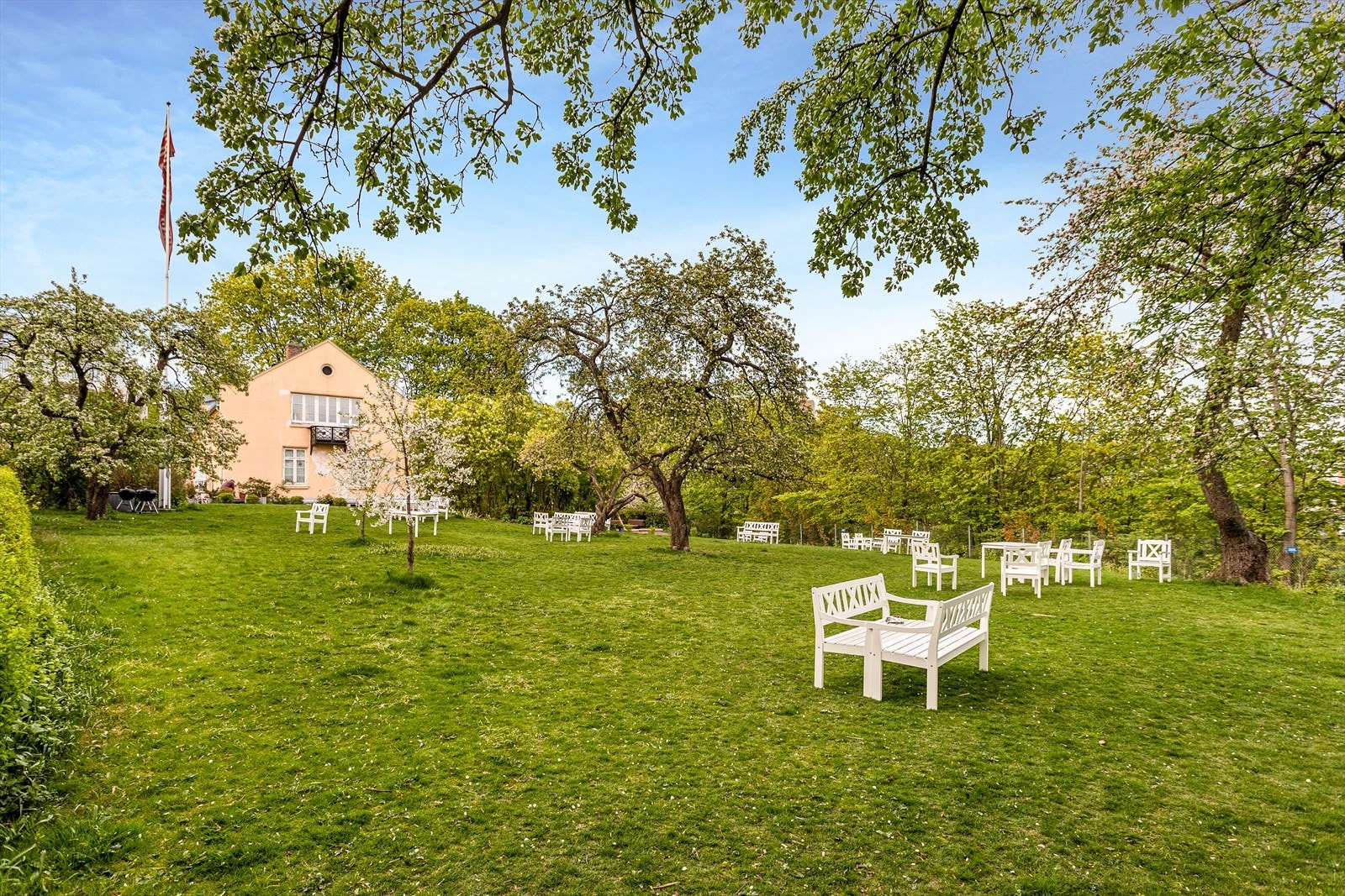 Som beboer får du tilgang til "Edens hage" - en fredet og frodig hage, pent opparbeidet med gressplen og diverse beplantning, utstyrt med sittegrupper Galleribilde