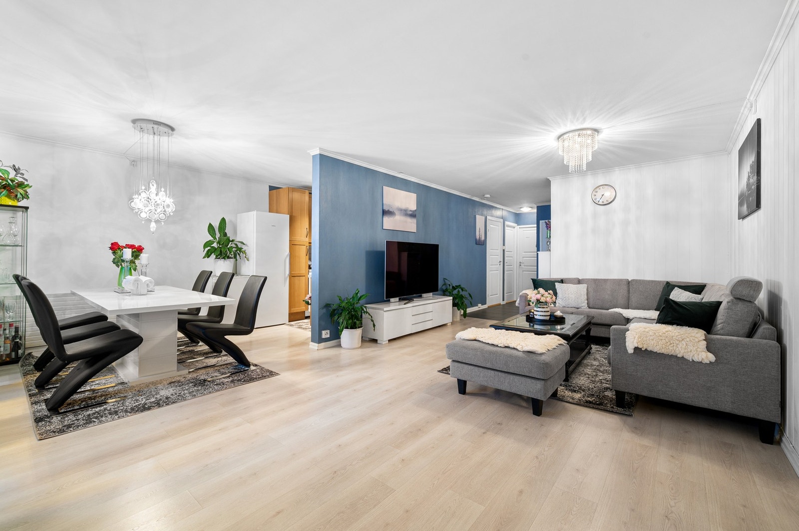 Stuen måler hele 33,5 m² som gir plass til både sofagruppe og tilhørende møbler. Galleribilde