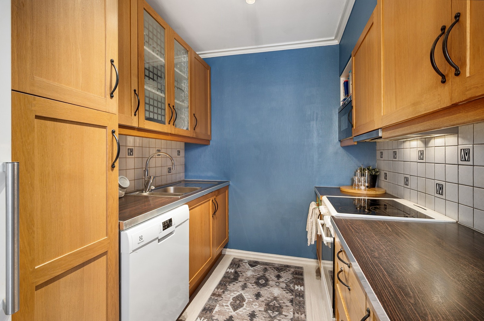 Her er det rikelig med skap- og benkeplass. Galleribilde