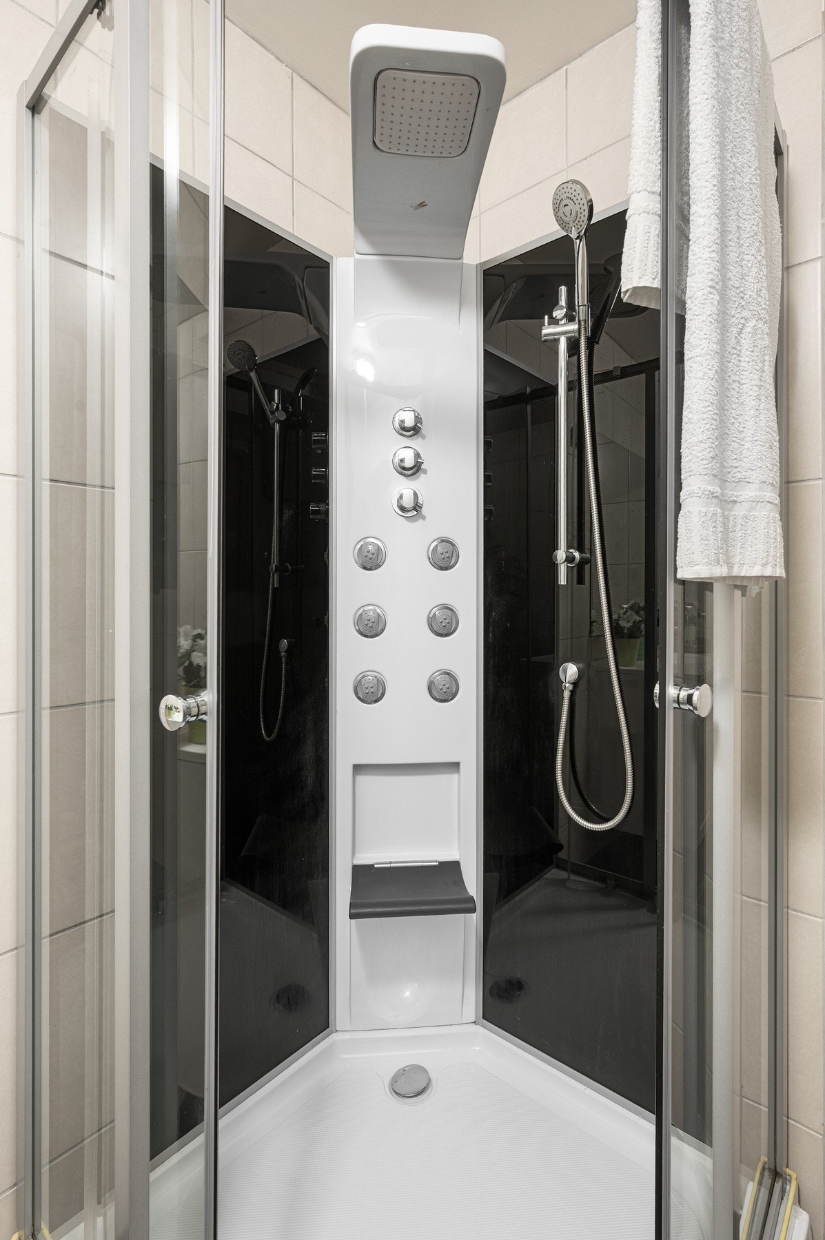 Badet er utstyrt med servantinnredning, opplegg for vaskemaskin og dusjkabinett. Galleribilde