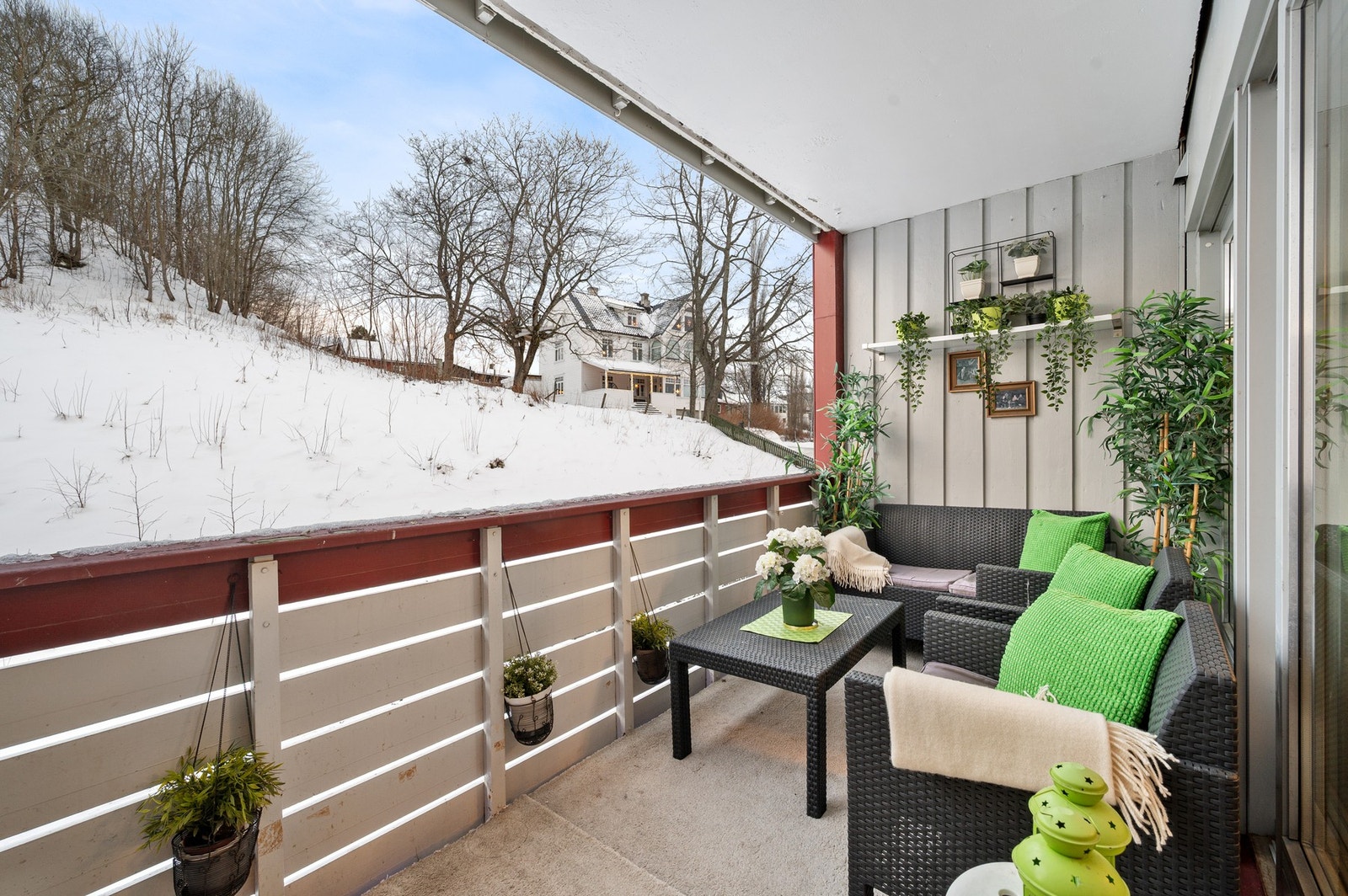 Balkongen er sørvendt som gir fantastiske solforhold. Galleribilde