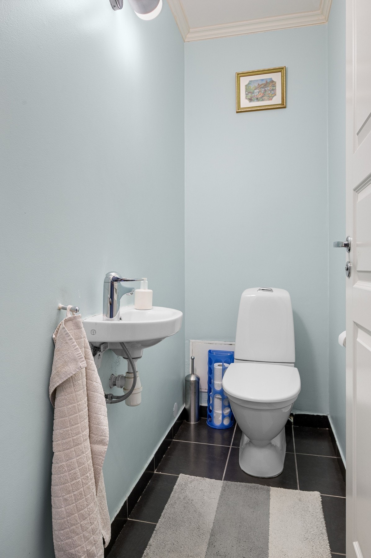 Adskilt WC med gulvmontert toalett. Galleribilde