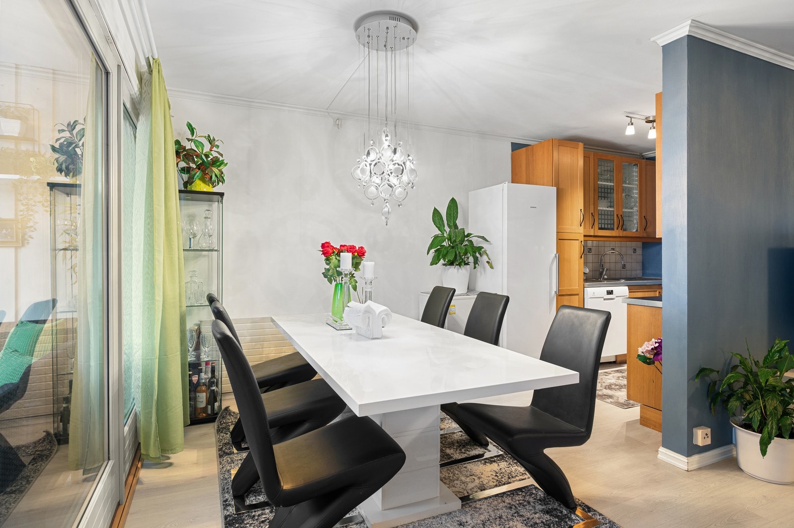 Spisesonen faller naturlig inn i rommet mellom kjøkkenet og stuen. Galleribilde