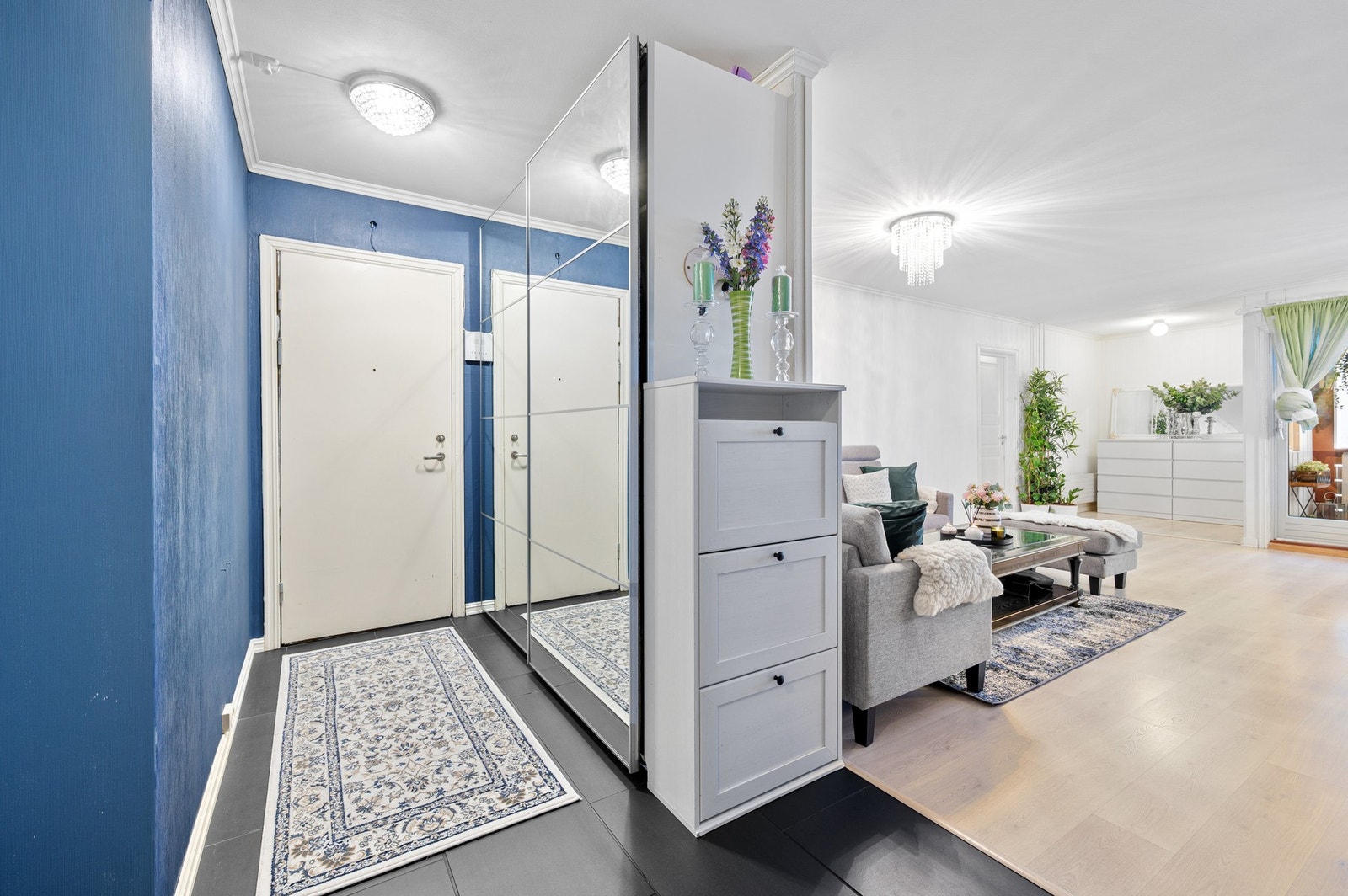 Romslig entrè med god plass til å hene fra seg sko og yttertøy. Galleribilde