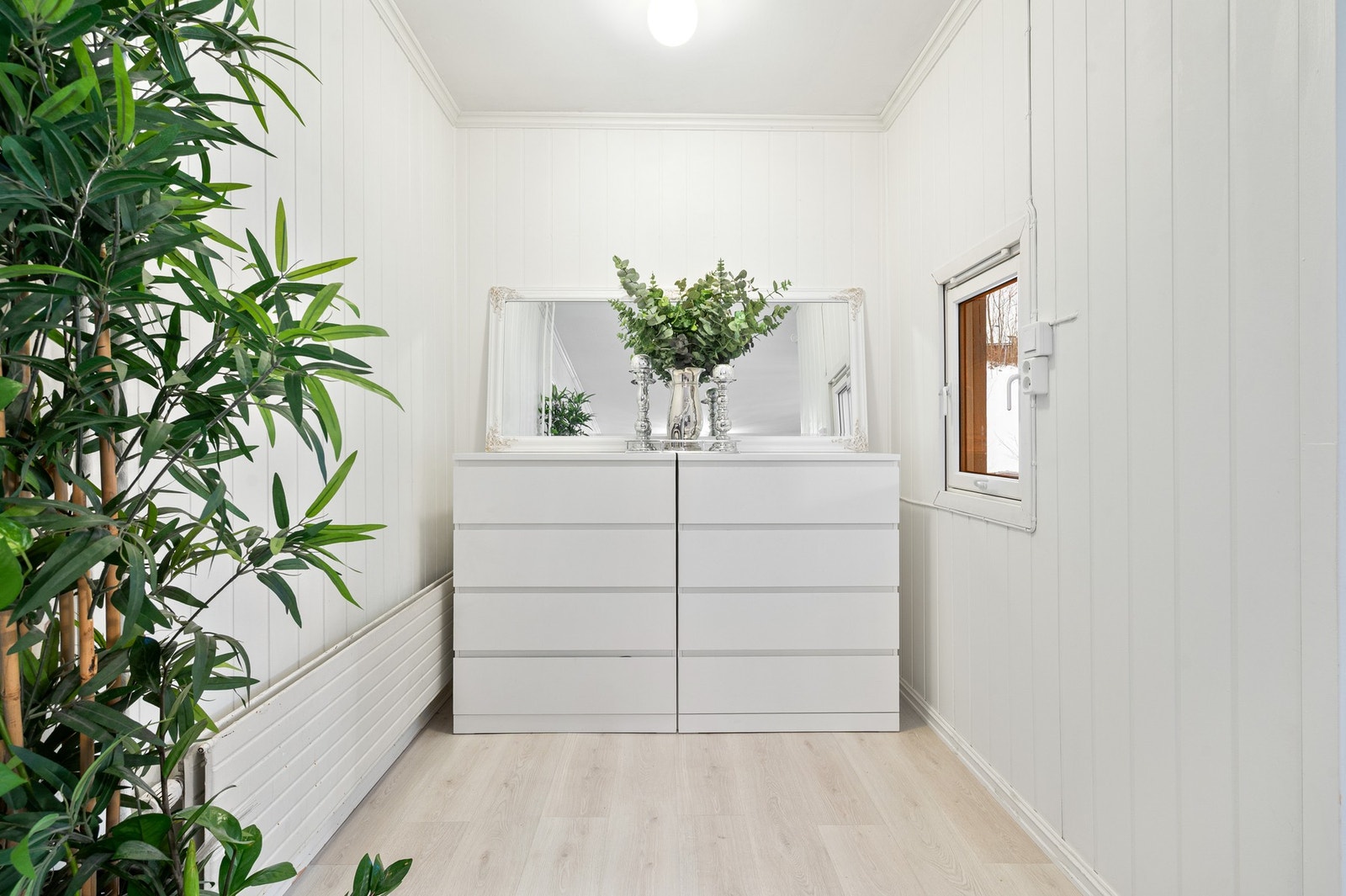 Stuen har en praktisk utvidelse som egner seg ypperlig som et lesehjørne, eller som smart og diskret oppbevaringsplass. Galleribilde