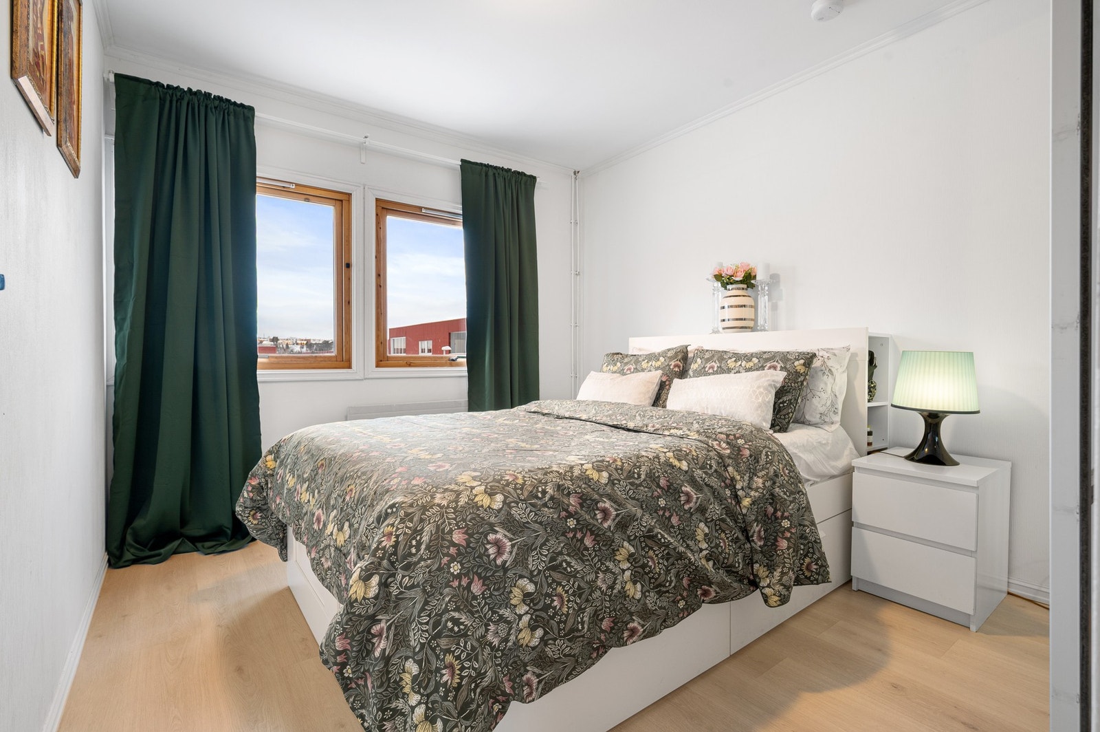 Romslig soverom på hele 10,8 m². Galleribilde