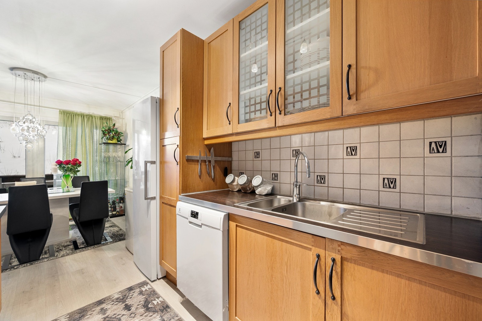 Kjøkkenet er utstyrt med frittstående hvitevarer. Galleribilde