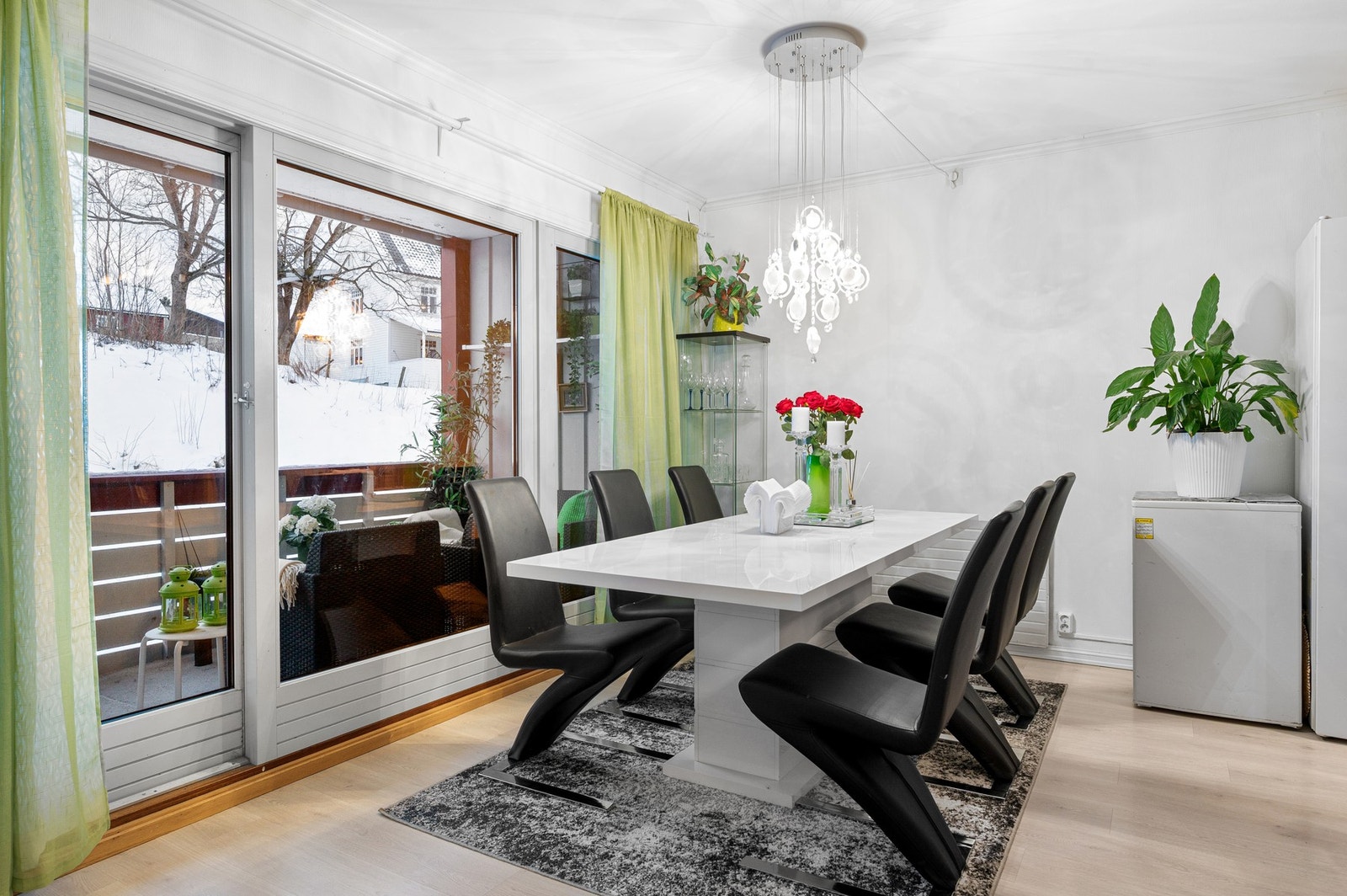 Fra stuen har man tilgang til boligens balkong. Galleribilde