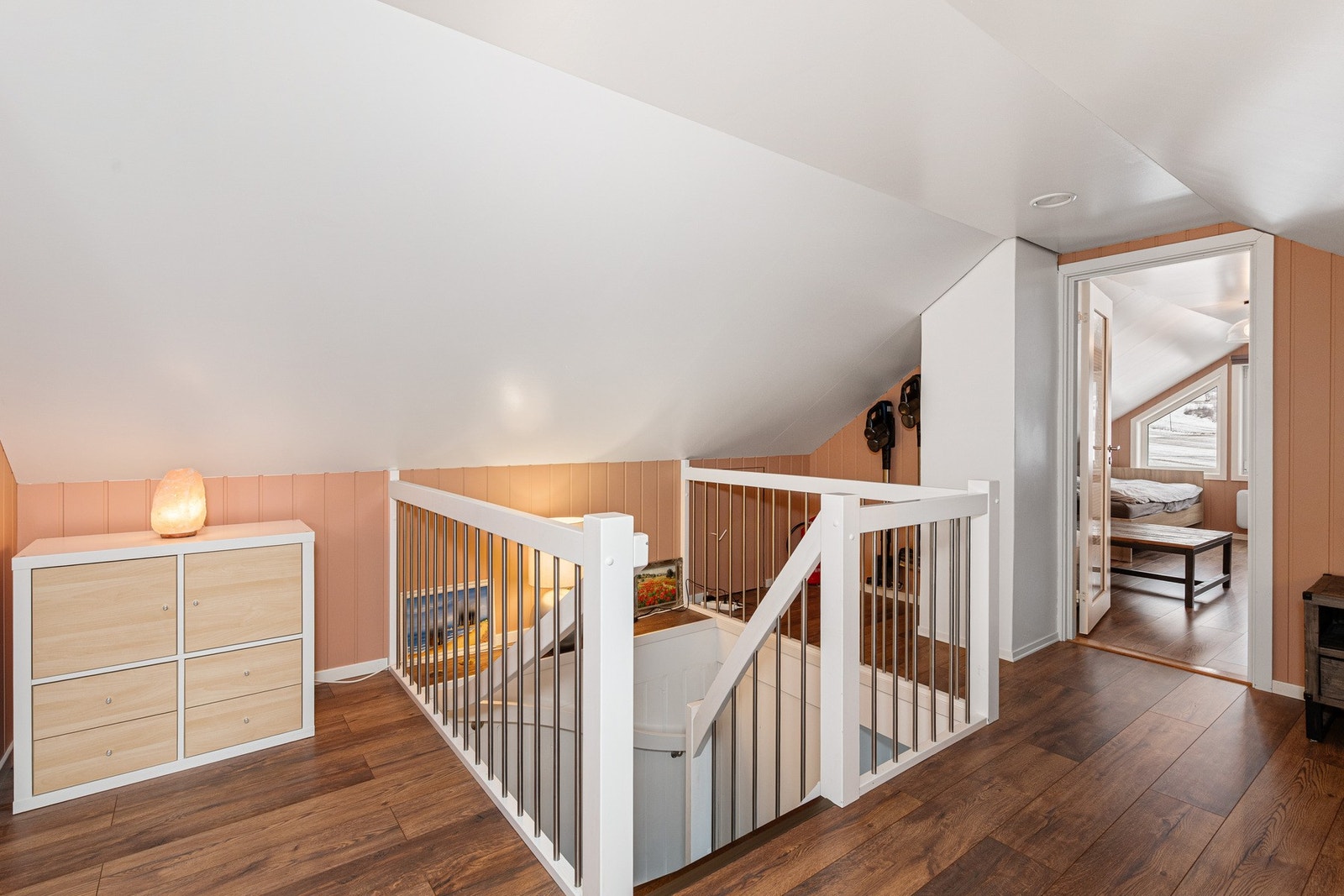Loftetasjen ble innredet i 2022 med 2 soverom og romslig mellomgang. Tillatelse fra kommunen foreligger Galleribilde