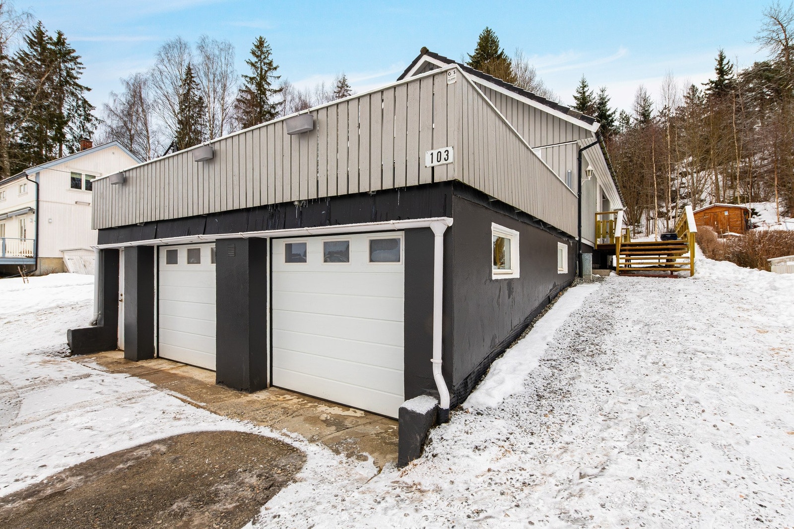 Dobbel garasje fra 2007 med el-bil lader Galleribilde