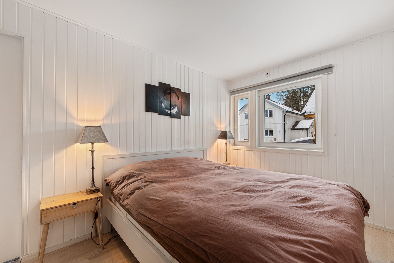 Boligens hoveddel har 4 soverom hvorav 2 rom er praktisk plassert i hver etasje Galleribilde