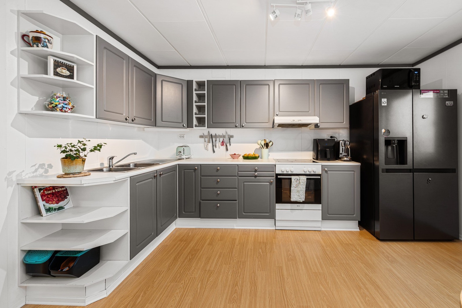 Funksjonelt kjøkken fra byggeår Galleribilde