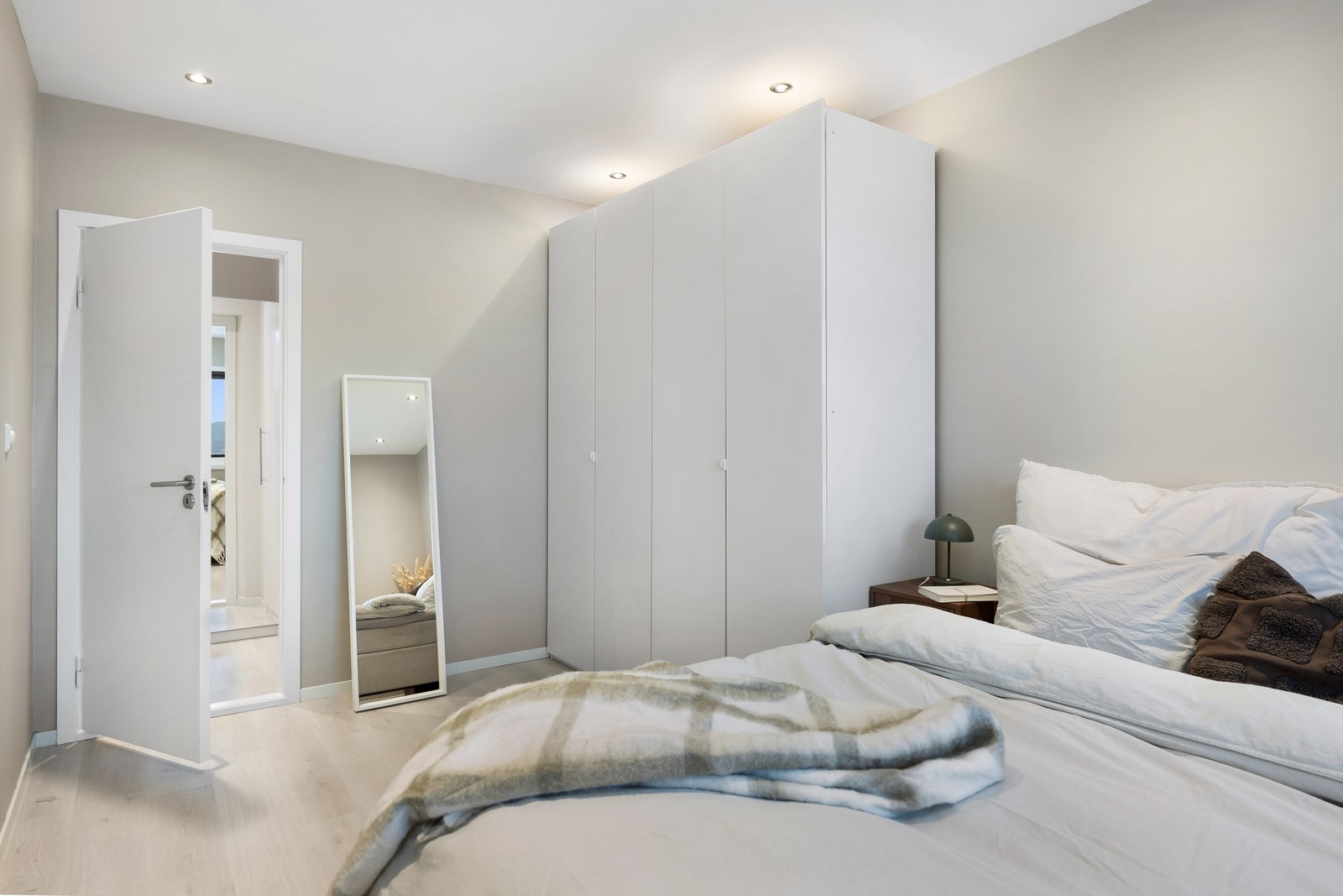 Garderobeskap medfølger. Galleribilde