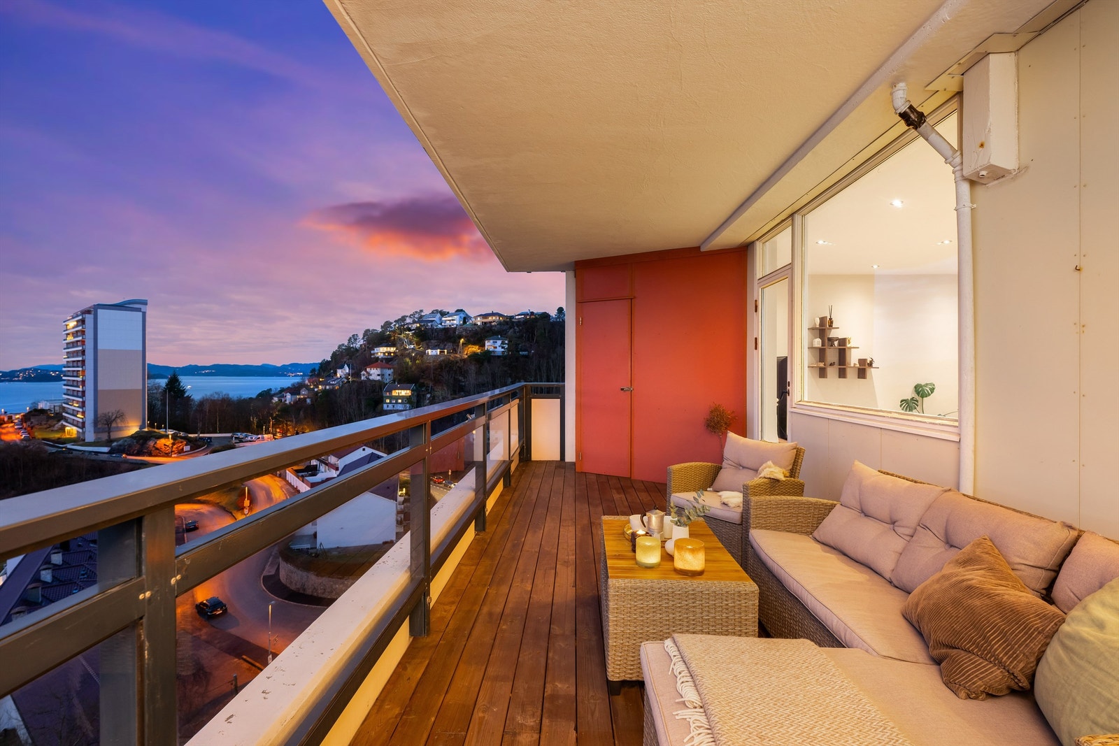 Usjenert og vestvendt balkong på hele 17 kvm med en helt vanvittig utsikt. Praktisk bod i enden for oppbevaring av puter og diverse. Galleribilde