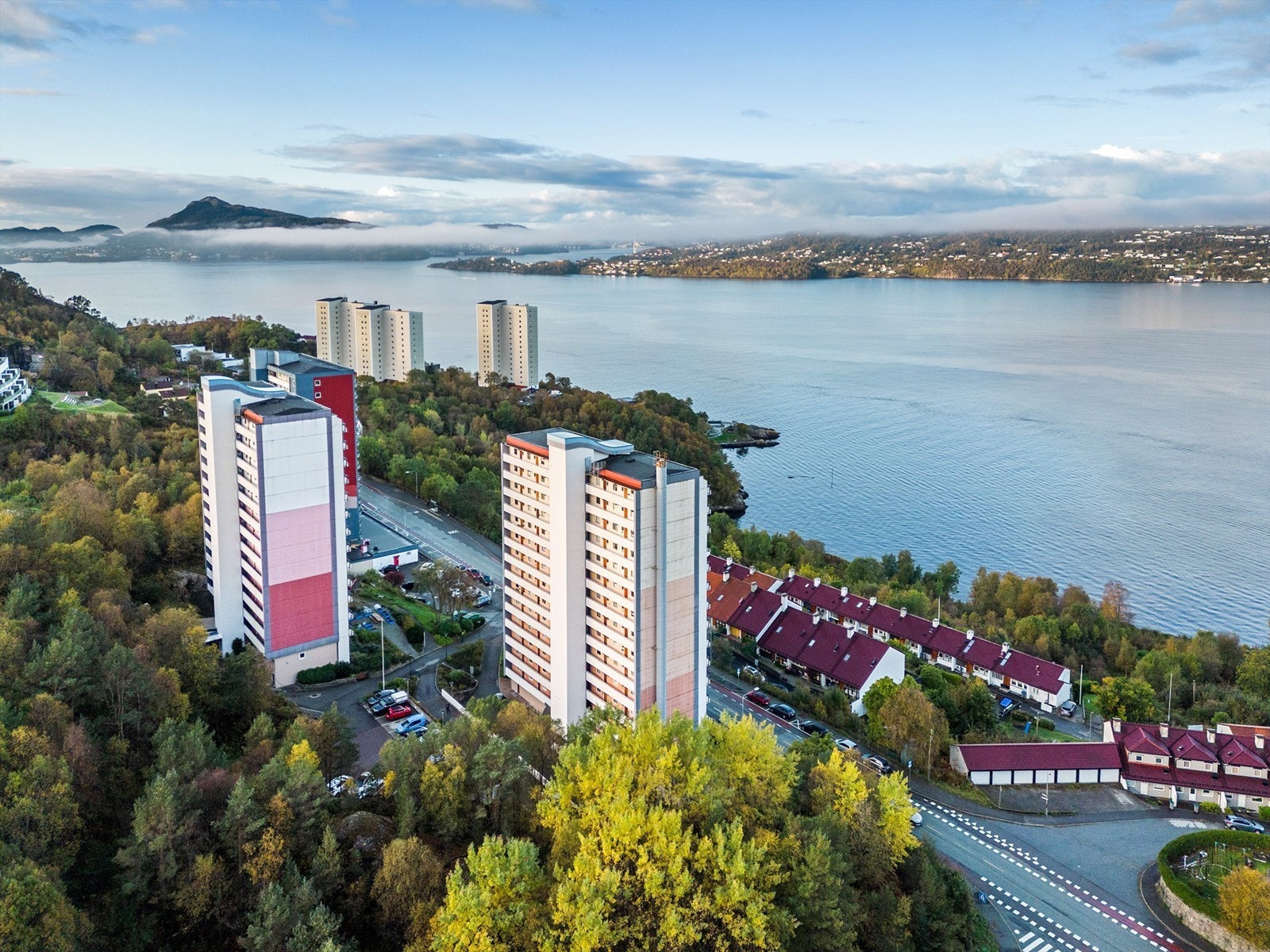 Borettslaget har en attraktiv beliggenhet langs Helleveien nær bussholdeplass med hyppige avganger mot både Åsane og Bergen sentrum. Galleribilde