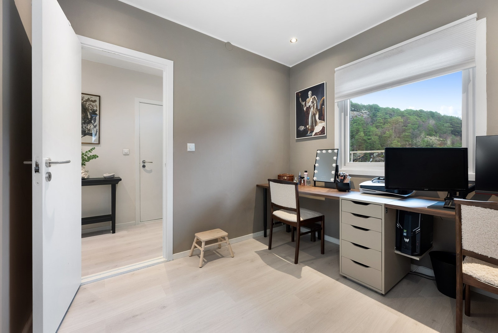 Soverom 2 på ca 7,5 kvm blir idag brukt som kontor og sminkerom. Galleribilde