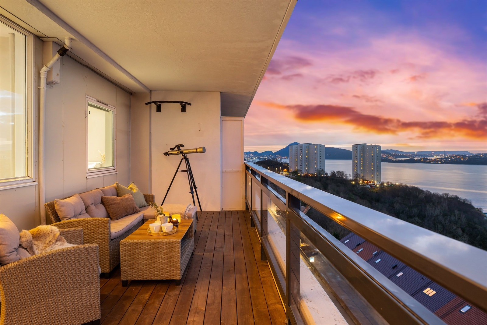 Her ser du langt innover mot Bergen, Askøy og byfjorden. Galleribilde