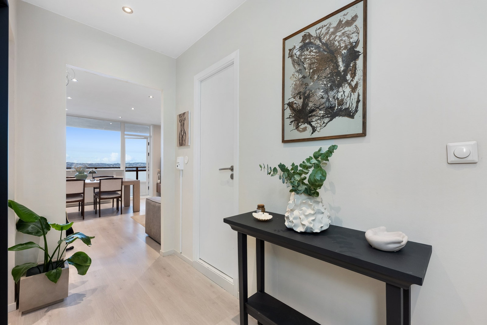 Romslig entrè. Galleribilde