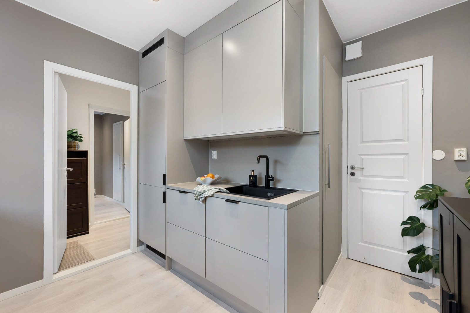 Integrert kjøleskap med fryser i hjørnet. Til høyre er dør til bod. Galleribilde