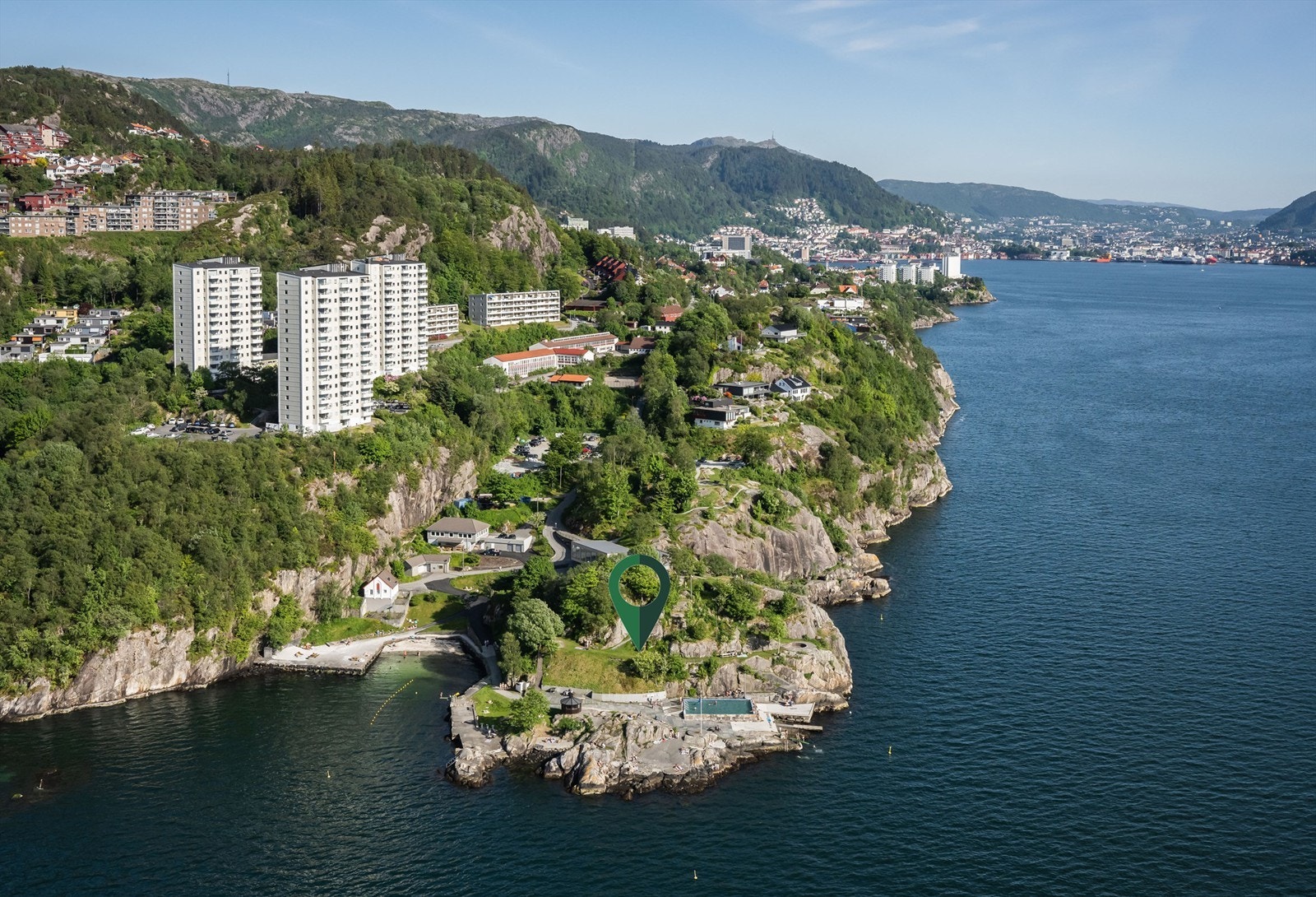 På Helleneset finner du bla. badeplass med sandfjære for barn, basseng, flotte svaberg og gressplen. Galleribilde