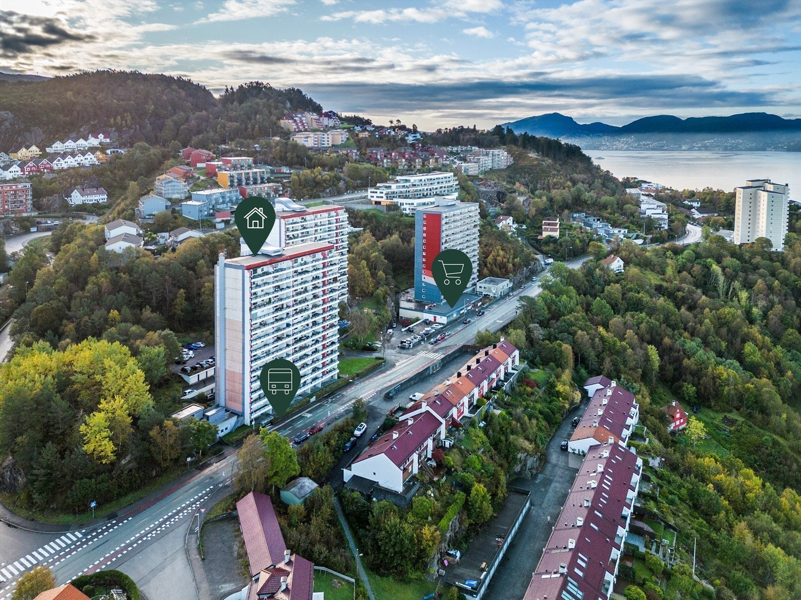 Nærområdet byr på både maritime omgivelser og fantastiske turmuligheter. Coop Extra ligger i bunnen av naboblokken. Galleribilde