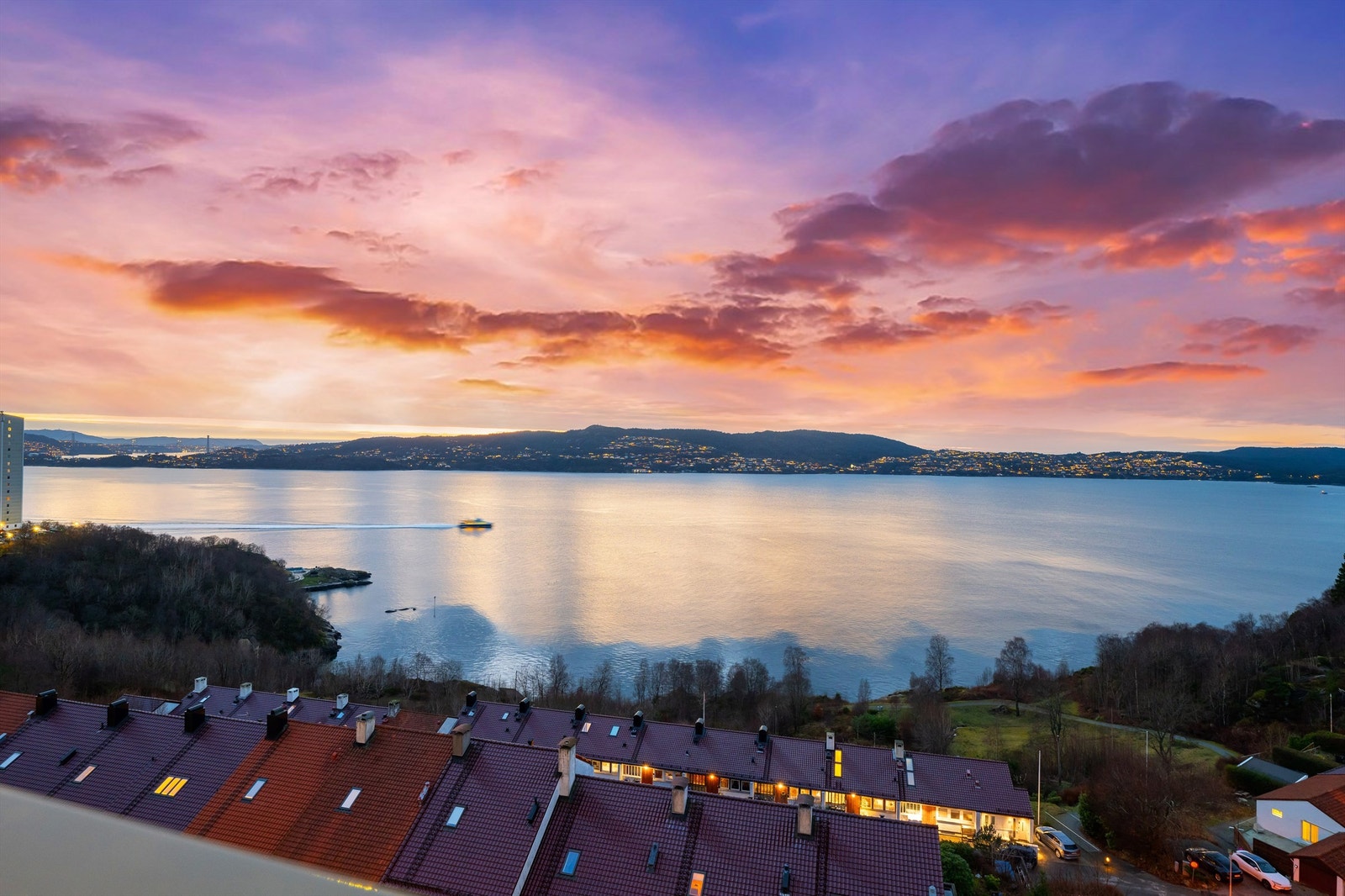 Fjorden byr på rikelig med båter og maritimt liv du kan følge med på. Galleribilde