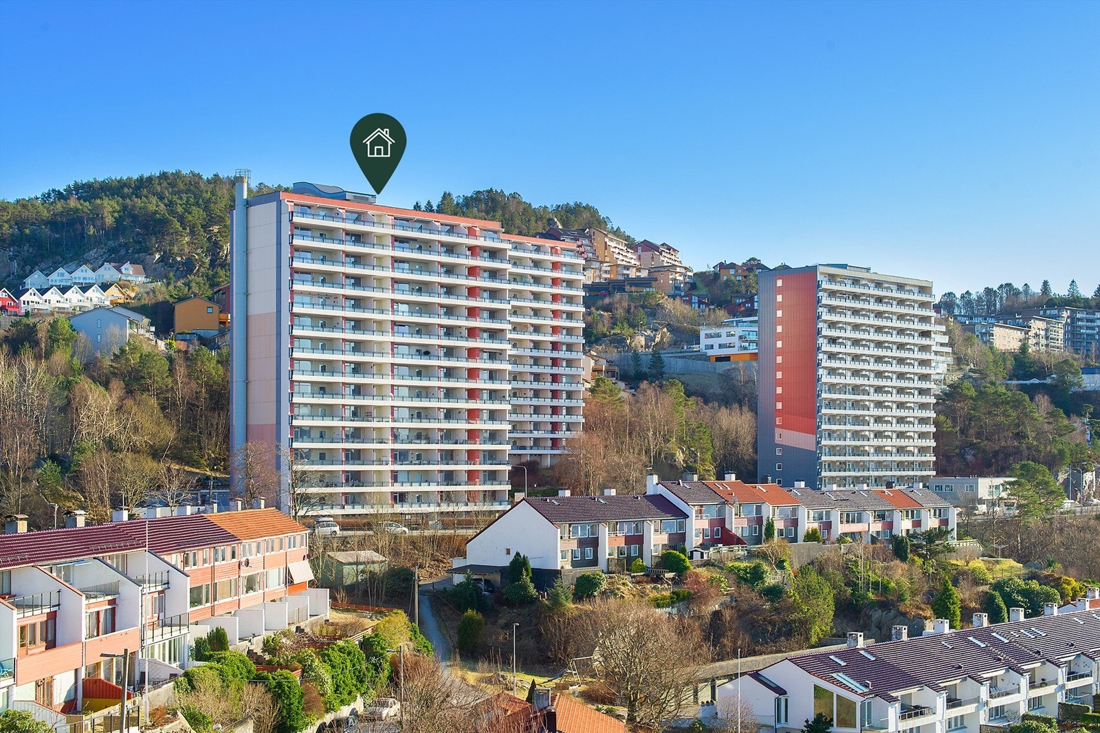 Leiligheten har en god beliggenhet høyt oppe i 9. etasje. Galleribilde