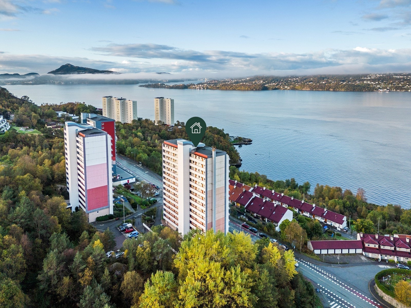 Borettslaget har en attraktiv beliggenhet langs Helleveien nær bussholdeplass med hyppige avganger mot både Åsane og Bergen sentrum. Galleribilde