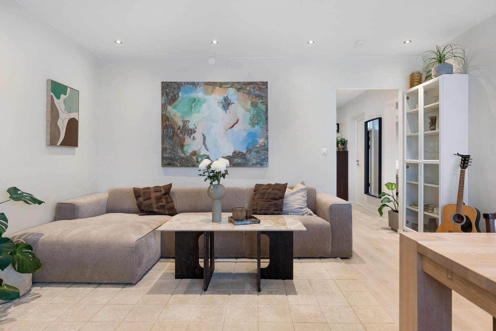 Leiligheten er malt i moderne tidsriktige farger, spotter i tak og gjennomgående 1-stavs laminat. Galleribilde